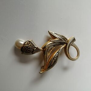 Vintage Damascene Style Faux Pearl Floral Goldtone Brooch